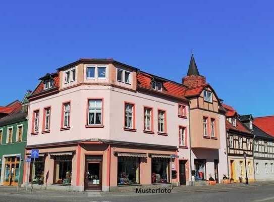 Wohn- und Geschäftshaus mit Garage und Pkw-Stellplätze