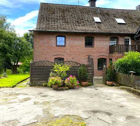 Wohnen auf dem Reiterhof. Maisonette-Wohnung in 2-Familienhaus mit Terrassen, Garten + Stellplatz.