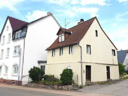 VERMIETETES EINFAMILIENHAUS MIT INTERESSANTEM NEBENGEBÄUDE (ca. 6,2% BRUTTORENDITE)