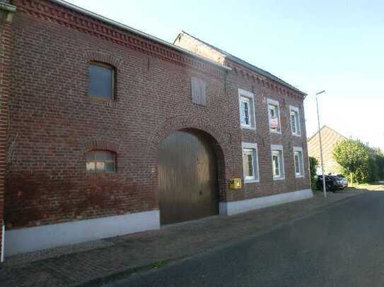 Bauernhof mit geschlossenen Innenhof und Weideland für die Großfamilie.