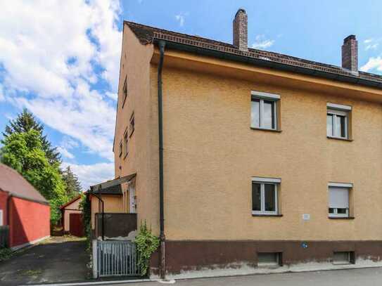 Doppelhaushälfte/Mehrgenerationenhaus mit idyllischem Garten und Garage mit Renovierungsstau