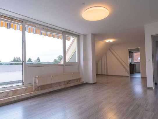 Familientraum: Helle geräumige 4-Zimmer Maisonette-Dachgeschoss-Wohnung in Seenähe mit Balkon /Miete