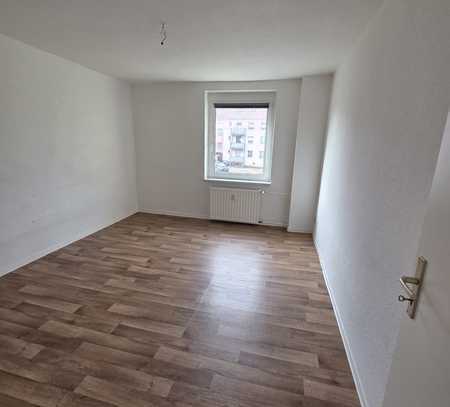 gut geschnittene 3-Raum-Wohnung mit Wannenbad und Fenster, Balkon, Keller, Kabel-TV