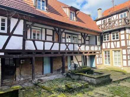 Denkmalschutzimmobilie--Außergewöhnlich und lukrativ!! 2,5 Zi. Maisonette-ETW mit Balkon in Ölbronn!