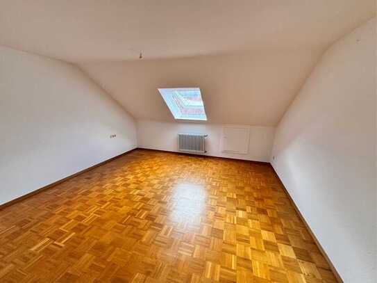 Attraktive und modernisierte 3-Raum-Dachgeschosswohnung mit Einbauküche in Münsingen