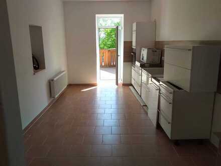 Vollständig renovierte Wohnung mit 130qm Zimmern mit Balkon und Einbauküche in Bad Steben