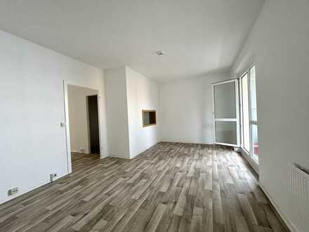 Frisch renoviert - 3 Zimmer mit Küche, Bad und großem Balkon in der 1. Etage