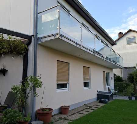 Erstbezug nach Sanierung mit Balkon und EBK: Freundliche 3-Zimmer-Souterrain-Wohnung in Weinheim