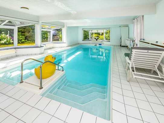 Wickrath: toller Bungalow mit Schwimmbad und Wellnessbereich