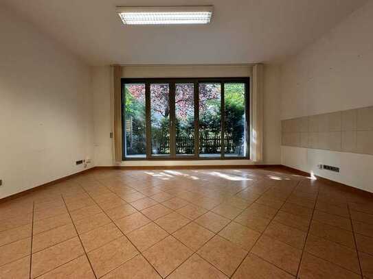 Bezugsfrei! 3-Zimmer-Erdgeschoss-Wohnung mit großer Terrasse in Stadtmitte!