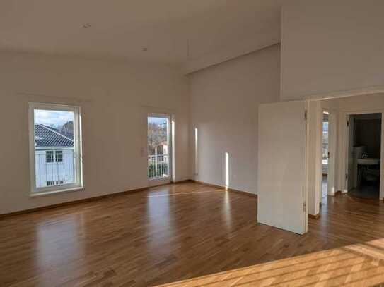 WOW !! Im Obergeschoss gelegene, super helle 2 Zimmerwohnung mit EBK und Balkon in toller Stadtvilla