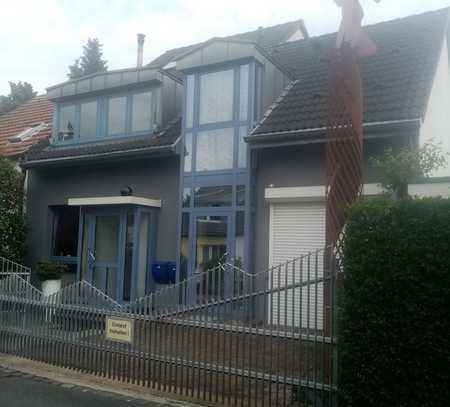 Stilvolle, gepflegte 2-Zimmer-Wohnung mit Balkon und EBK in Düsseldorf