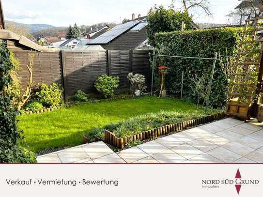 Doppelhaushälfte mit 75 m² Wohnfläche (WEG geteilt), Sanierungsstau. Mit Garten und Garage.