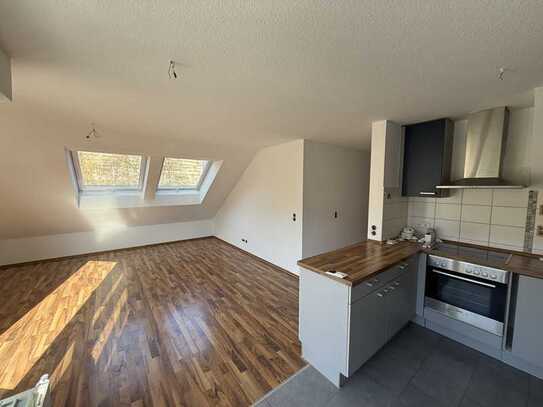 Modernisierte 3,5-Zimmer-Wohnung mit Balkon und Blick auf die Weinberge und Wallbox in der Garage