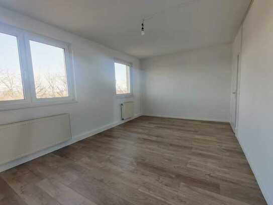Erstbezug nach Sanierung - 3-Raumwohnung mit großem Wohnzimmer + Laminat + EBK-Option!!!