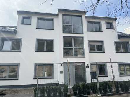 Stilvolle, geräumige 2-Zimmer-Dachgeschosswohnung mit Balkon und Einbauküche in Duisburg