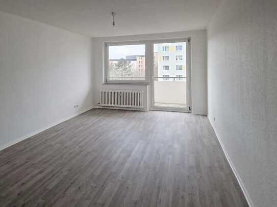 Nur noch einziehen: Ab sofort verfügbare, renovierte 3 Zimmer in Porz!