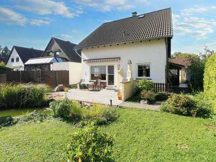 Gepflegtes EFH mit schön angelegtem Garten und 2 Garagen - Erbbaurecht!