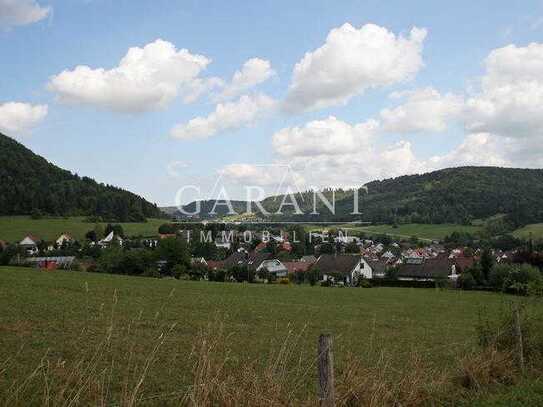 Grundstück am Ortsrand mit Blick auf den Ort