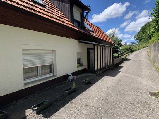 Stilvolle, sanierte 7-Zimmer Familienhaus mit Balkon , Stellplatz plus Garage, und EBK in Balingen