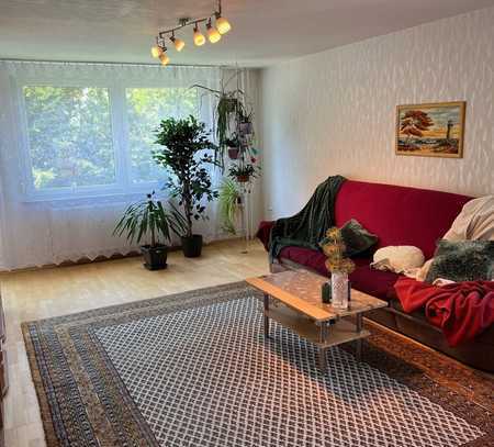 4 1/2 Zimmer Wohnung mit 2 Balkonen, Garage und 2 Außenstellplätze