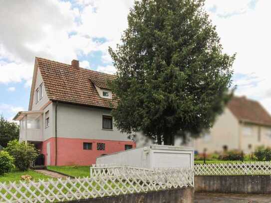 Großes Potenzial: Charmante DHH mit Garten sucht kleine Familie oder Single