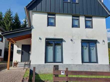 Lichtdurchflutetes 7-Zimmer Einfamilienhaus mit der Natur vereint