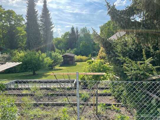 Grundstück mit Altbestand in ruhiger Lage