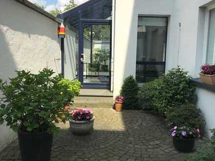 Schöne Maisonette-Wohnung mit Einbauküche in Krefeld, Fußbodenheizung, gehobener Standart