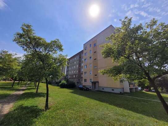 Modernes Bad, ruhige Lage, ERSTBEZUG, Balkon, nähe Schule, Kindergarten in der Nähe.