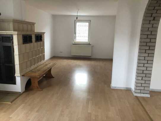 Modernisierte 6,5-Zimmer-Wohnung mit Balkon in Rimpar