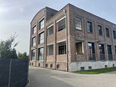 Etwas Besonderes: Erdgeschosswohnung in Loftgebäude