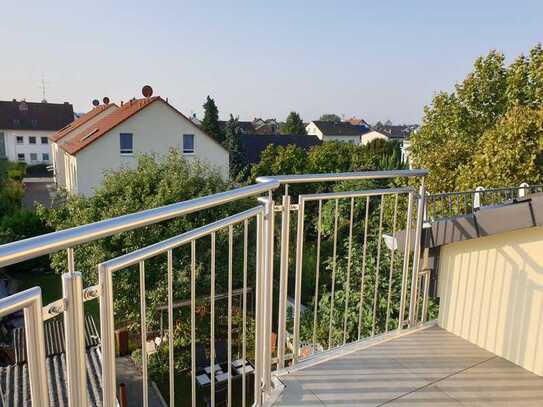 Neuwertige helle Dachgeschoßwohnung mit Südbalkon