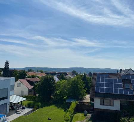 Sehr schöne Wohnung mit Einbauküche und Balkon: exklusive 3,5-Zimmer-Wohnung in Kuppingen