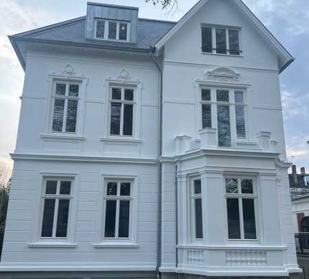Exklusive 4-Zimmer-Dachgeschosswohnung mit luxuriöser Innenausstattung mit EBK in Lübeck