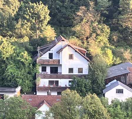 Geräumiges Haus mit viel Potential für Gestaltung in naturnaher Lage von Etzelwang