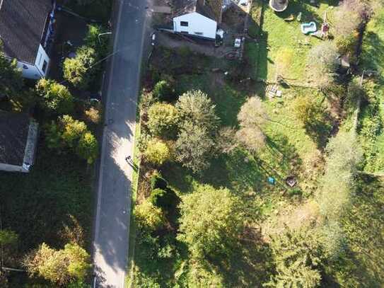 Erschlossenes Grundstück in Elzweiler mit idyllischem Bachlauf