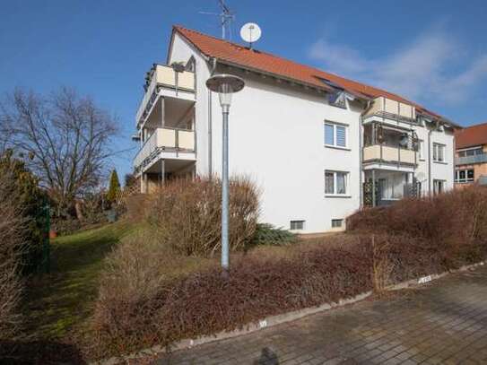 Wohnen im Grünen statt Lärm in der Stadt - den Feierabend auf einem großen Balkon im schönen Biederi