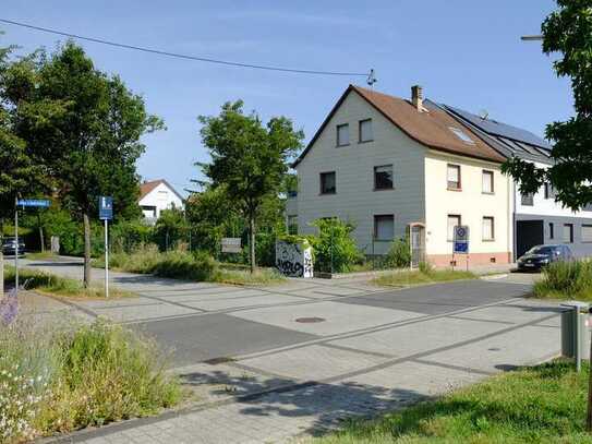 Eckgrundstück in bester Lage in Neureut - gegenüber Parkanlage, 2 Parteien-Haus mit Traum-Garten!