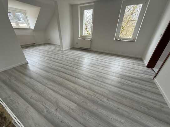 Neues Laminat - gemütliche Dachschrägen - Uni-nah - Wohnzimmer mit Arbeitsecke