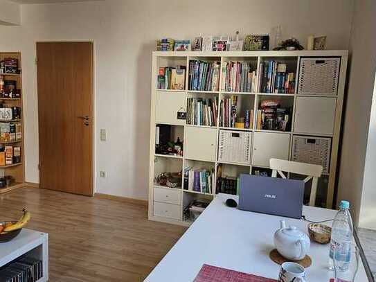 Stilvolle 2,5-Zimmer-Erdgeschosswohnung mit Terrasse und EBK