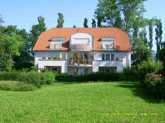 SCHICKES TERRASSEN-NEST IM GRÜNEN mit EINBAUKÜCHE