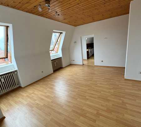 Großzügige 2,5 Zimmer Wohnung mit schönem Blick über die Dächer bis zum Odenwald