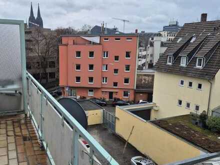 Sanierte 2-Zimmer-Wohnung mit großem Südbalkon mit Domblick, PKW-Stellplatz, Aufzug. Bad + Böden neu