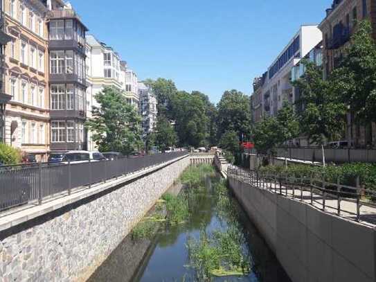 DIREKT AM ELSTERMÜHLGRABEN IM HERZEN DER STADT...