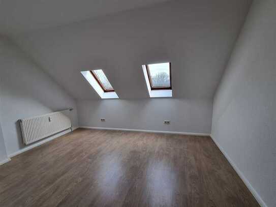 ***Frisch renovierte 
2-Raumwohnung im Dachgeschoss * Gablenz***