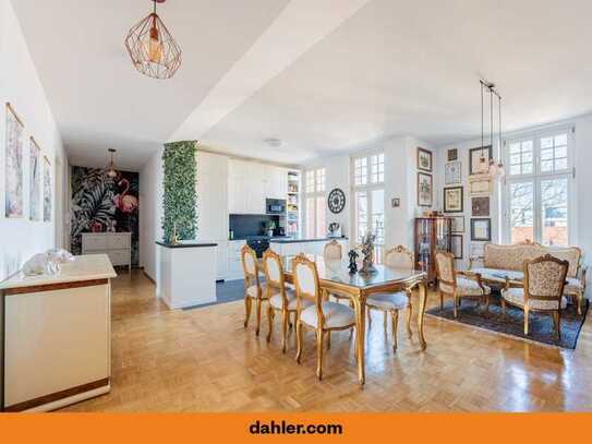 Spacious and bright 5-room flat with three balconies near the popular Dutch Quarter