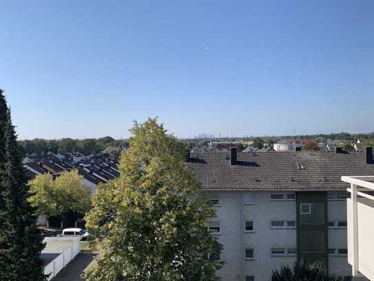 Renovierte Dachgeschosswohnung mit Skyline Blick