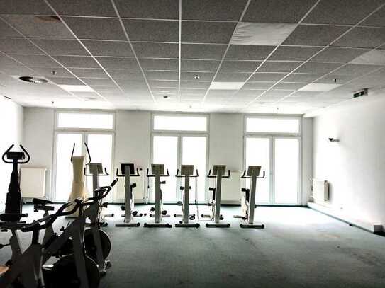 Fitnessclub im EKZ 2.100 m² (mitten im Wohngebiet) und Tram vor der Tür M8, 16