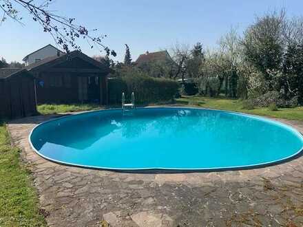 Baugrundstück mit Pool und Ferienbungalow